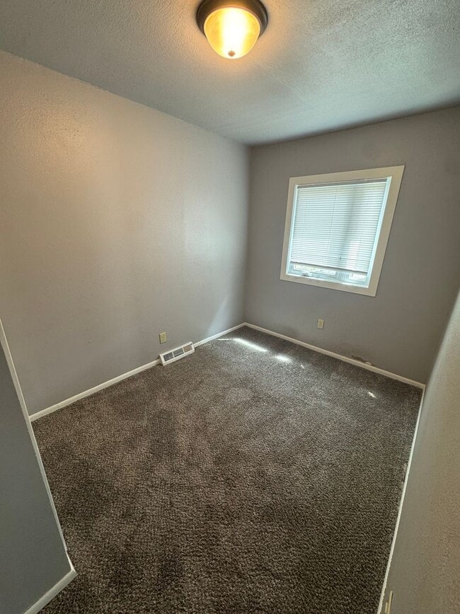 Building Photo - Main Level House