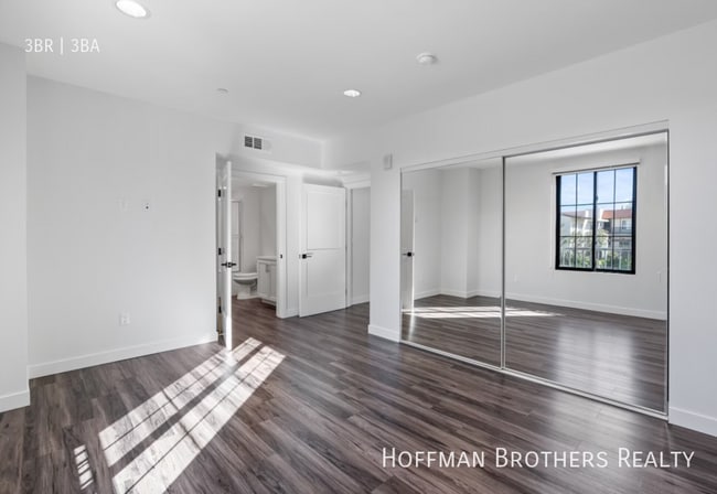 Building Photo - 5020 Woodman Ave Sherman Oaks, CA 91423