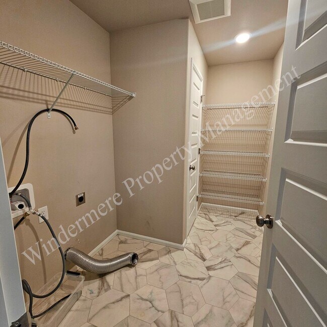 Building Photo - Spacious 4 Bedroom Home with Gas Fireplace, Office Space & 2-Car Garage!