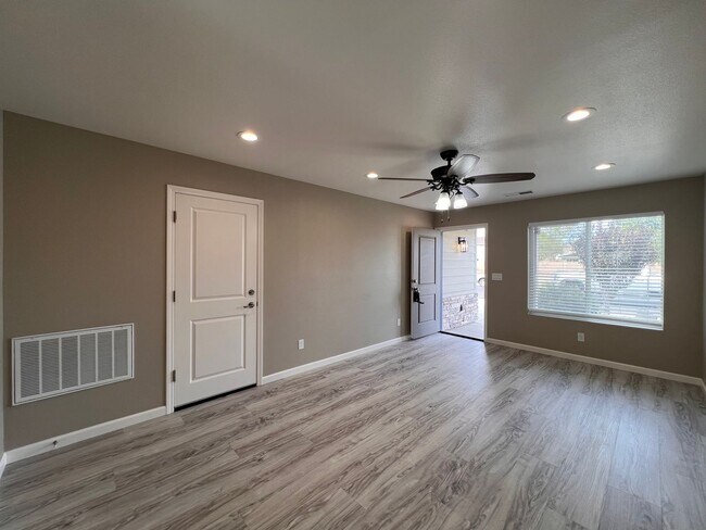 Building Photo - 815 Starlite Dr