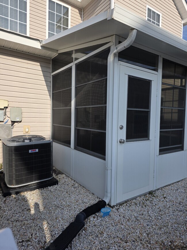 Building Photo - 1041 Fairway Ln