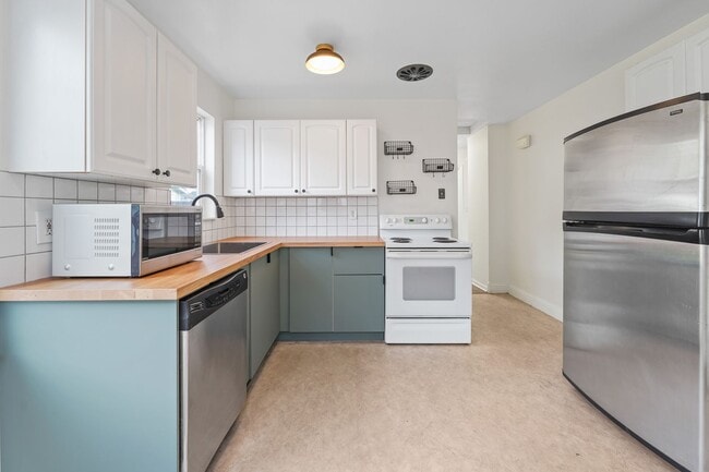 Building Photo - Impressive Home - Remodeled throughout!