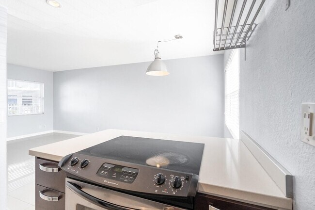 Building Photo - 416 NE 15th Ave