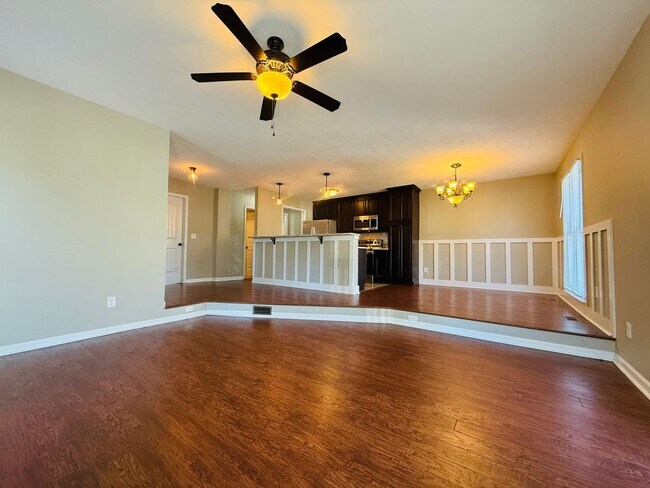 Building Photo - Middle Creek