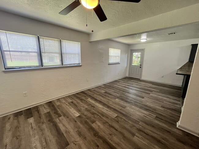 Building Photo - 1413 NW Ozmun Ave