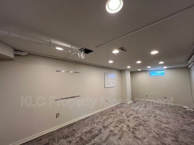Building Photo - 924 19th St