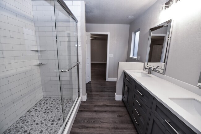 Building Photo - 2455 Knollwood Dr