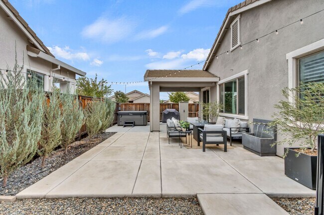 Building Photo - Newer Home on Large Corner Lot with Lots of Natural Light!