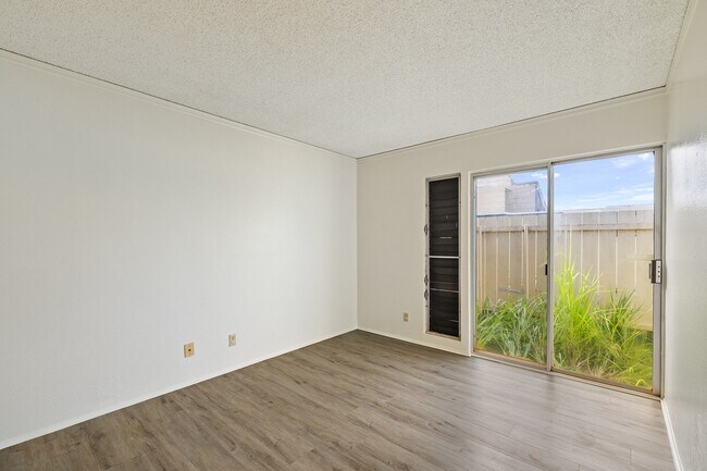Building Photo - 2-Bedroom / 1-Bath Condo + Loft. 2 Parking Stalls. Water Included.