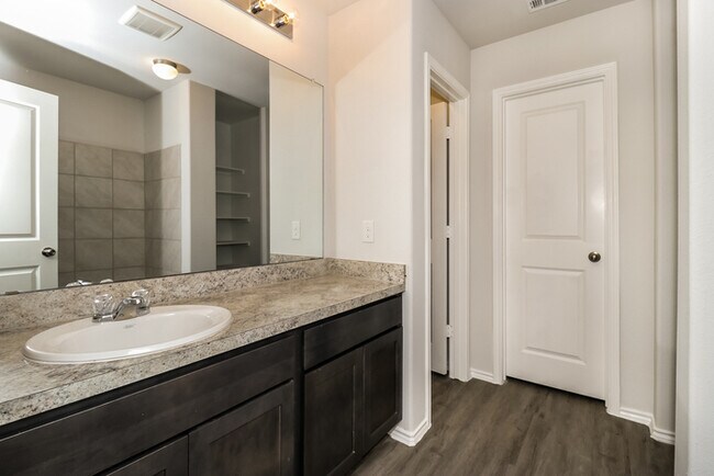 Building Photo - 5529 Eagle Point Dr