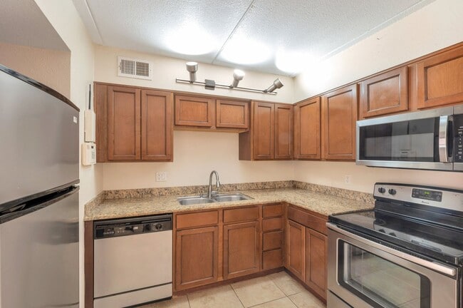 Building Photo - 2-bedroom, 2-bathroom in Prime location!