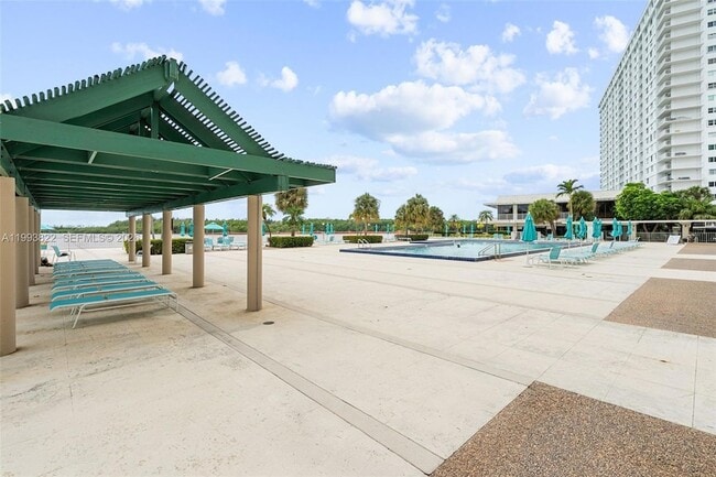 Building Photo - 500 Bayview Dr
