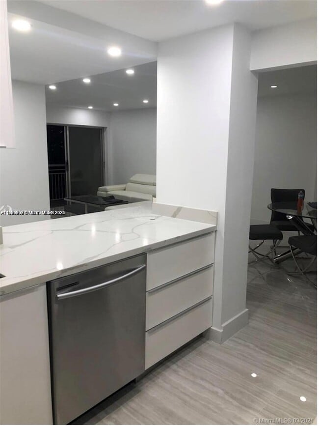 Building Photo - 400 Kings Point Dr