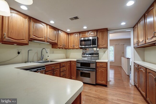 Building Photo - 71 Amity Dr