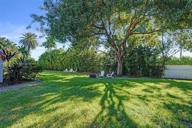 Building Photo - 940 Hollywood Blvd