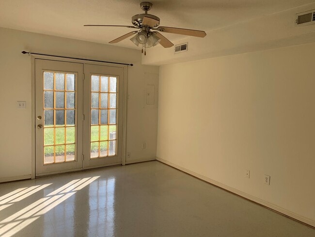 Building Photo - 277 Lakeview Dr