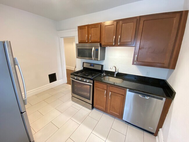 Building Photo - Dennison Ave 866-868 CR