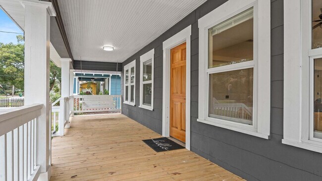 Building Photo - 1007 E Comanche Ave