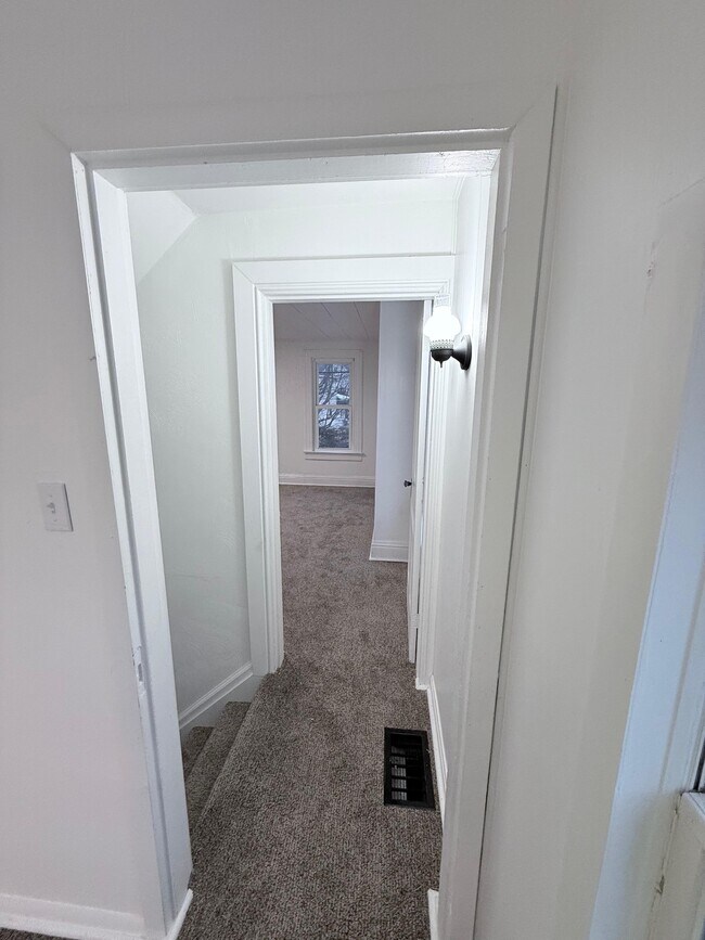 Building Photo - 537 McCully St