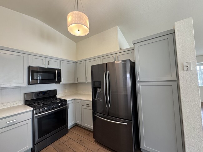 Building Photo - Midvale beauty 3 bed 2 bath