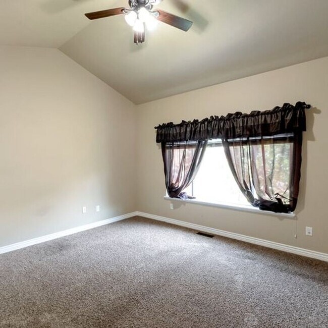 Building Photo - 1848 Woodview Dr W