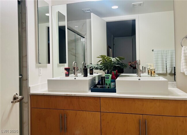 Building Photo - 353 E Bonneville Ave