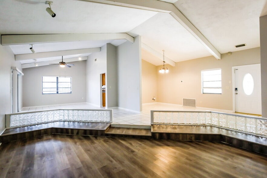 Building Photo - 5525 SW 118th Ave