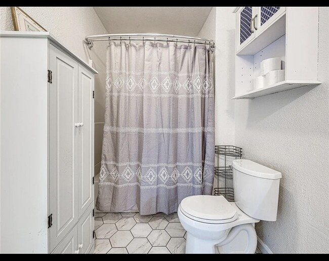 Building Photo - 1150 60th Ave NE