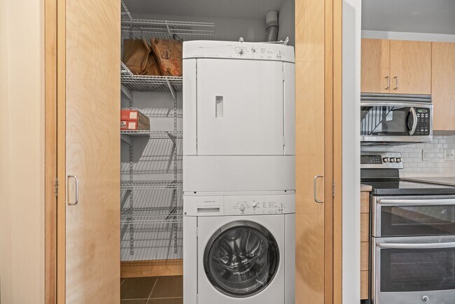 Building Photo - Modern 1-Bed 1.5-Bath + Den Condo in Minneapolis!