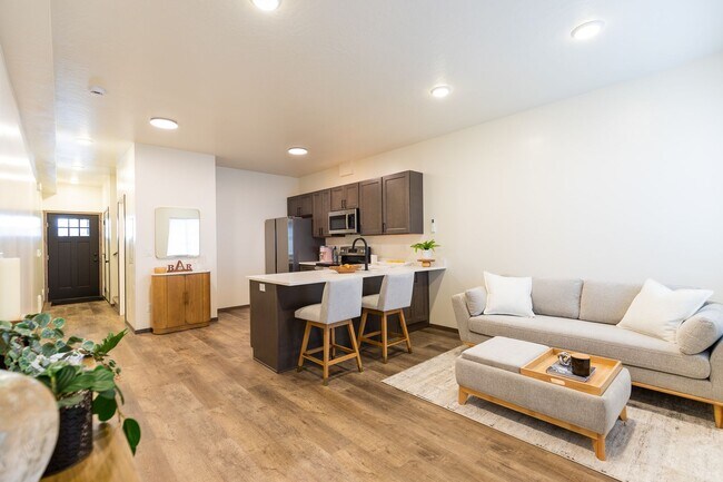 Building Photo - Newer 2 Bedroom 2 1/2 bathroom Hayden Townhome!
