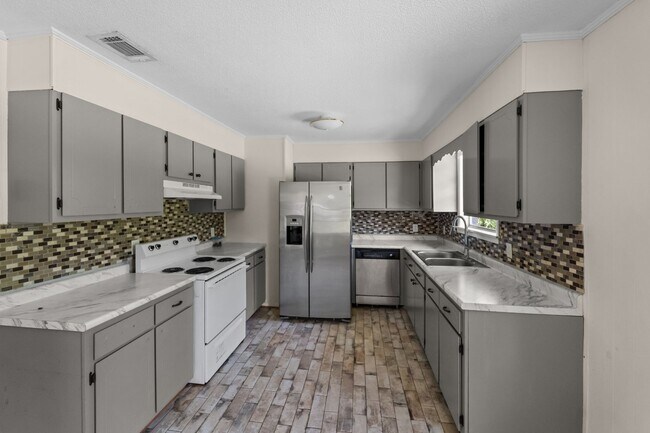 Building Photo - 234 Deerwood Dr