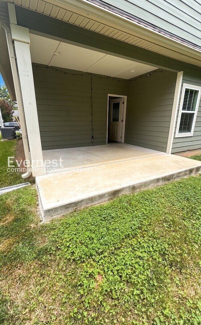 Building Photo - PROMO: 50% off the first month's rent! Adorable 3-Bedroom Home Near Downtown Chattanooga with 2-c...