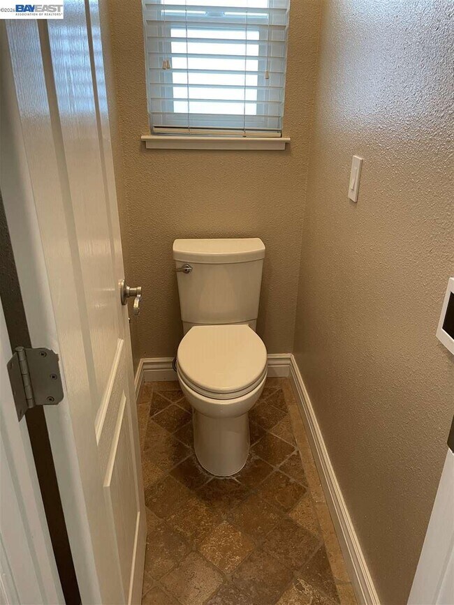 Building Photo - 1393 Arrowhead Ave