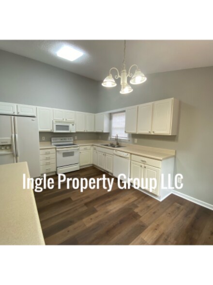 Building Photo - 375 Sommerset Dr