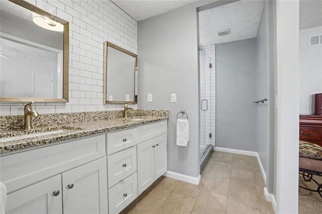 Building Photo - 2470 Trent Dr NE