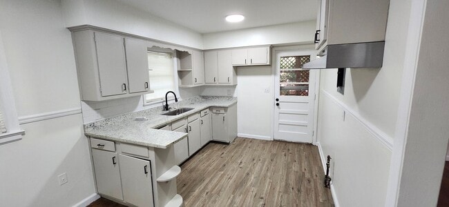 Building Photo - 2752 Hawthorne Dr