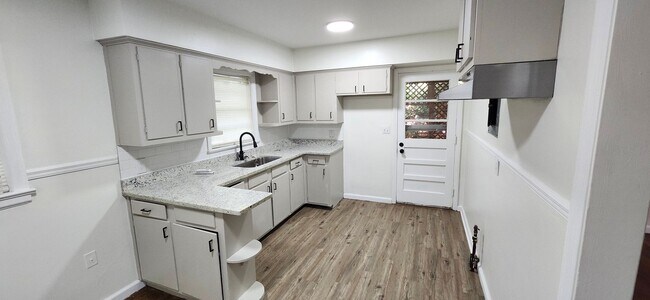 Building Photo - 3 bedroom home near base