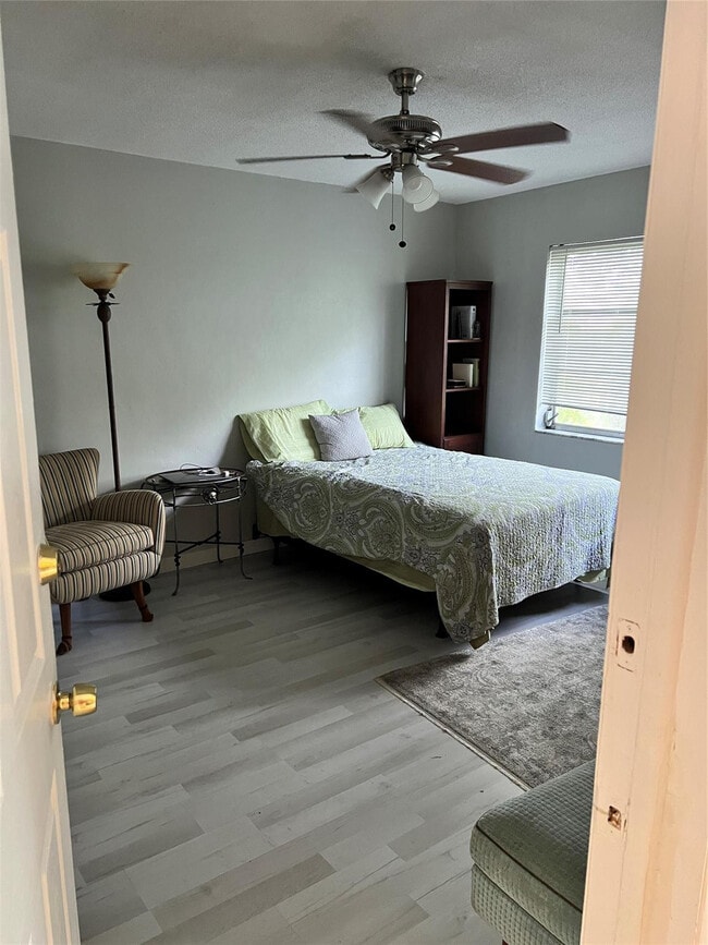 Building Photo - 1400 NE 57th St