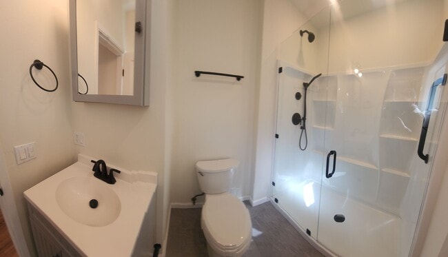 Building Photo - Well maintained 5 bedroom 2 bath with garage