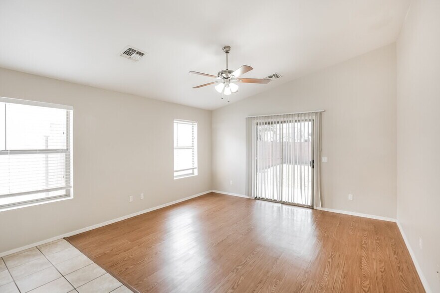 Building Photo - 5704 S 32nd Dr