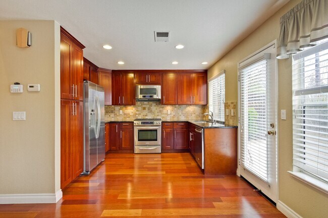 Building Photo - Awesome 3 Bedroom  Home Near Rivermark Plaza!