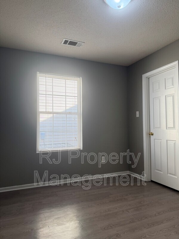 Building Photo - 4817 Royal Run Dr