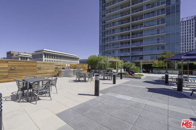 Building Photo - 3785 Wilshire Blvd