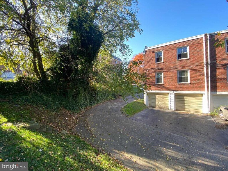 Building Photo - 3220 Albemarle Ave