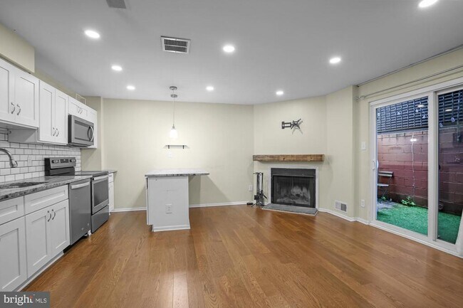 Building Photo - 306 W Wildey St