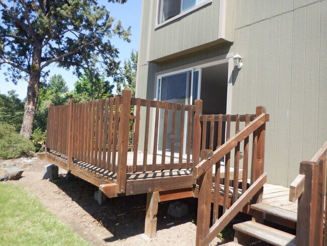 Building Photo - NE Bend 2bed/1.5bath Townhome near St Charles