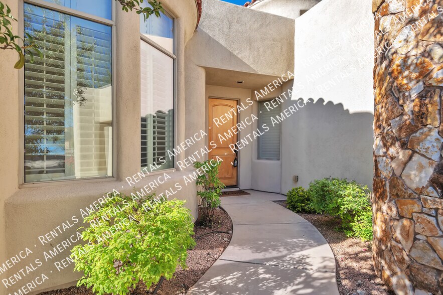 Building Photo - 1033 W Par 4 Dr