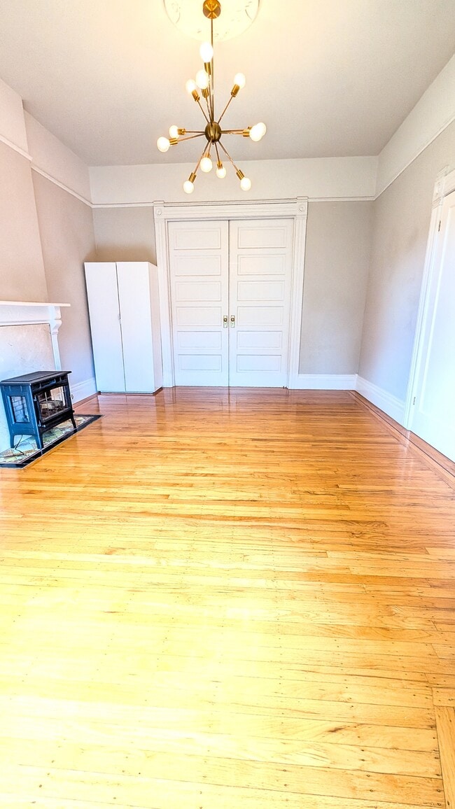 Building Photo - 657 Castro St