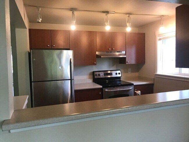 Building Photo - $2500-3Beds 2BA W/D 2 reserved parking, po...