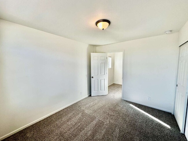 Building Photo - "Charming and spacious 3-Bed Sanctuary with 2.5 Baths the Reunion Community in Commerce City!"